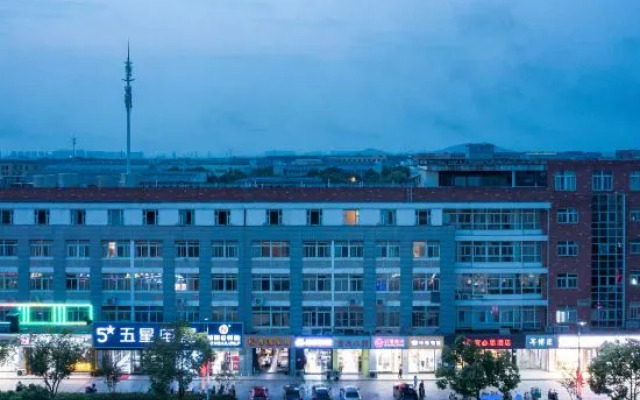 Ibis Hotel (Nanjing Guli Industrial Park)