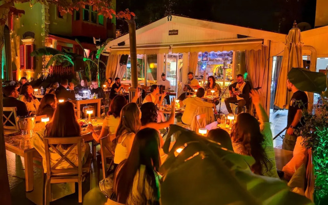 Banana Alaçatı Food & Stay - Adults Only