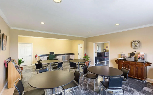 Econo Lodge & Suites