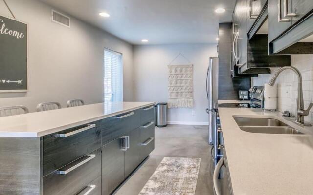 Cozy Condo Close to Everything