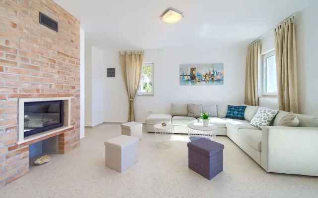 Modern Villa in Cres With Pool