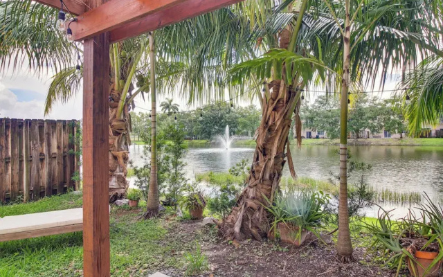 Yard w/ Lake View: Remote Working Hub in Homestead - фото 2