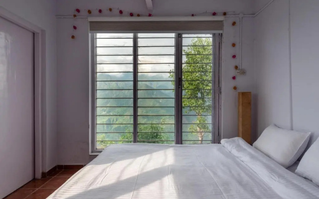 The Perch - 2bhk w panoramic hill view by Roamhome