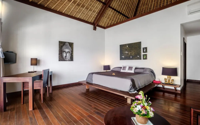 Villa Blanca by Alfred in Bali - Modern Luxury 5 Bdr Oceanfront Villa in Candidasa – Guest Rooms – Candi Dasa