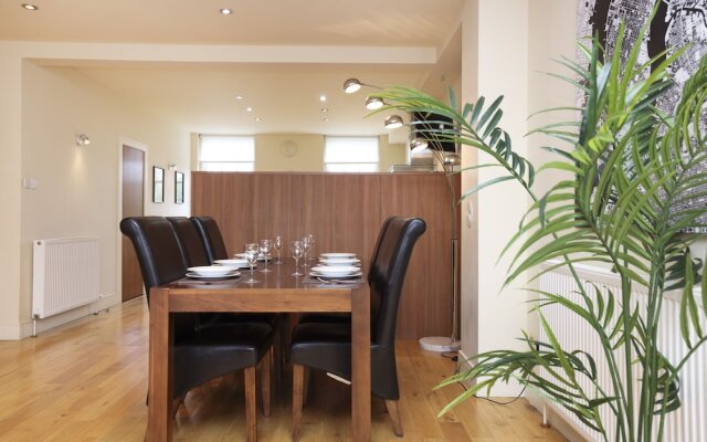 JOIVY Executive 2-Bed Apt With Stunning Roof Terraces