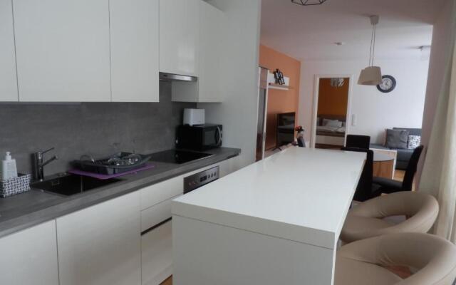 Spacious, Modern 1-bdrm Apt near VIC & Austria Ctr