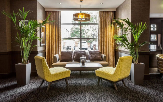 Cresta Court Hotel