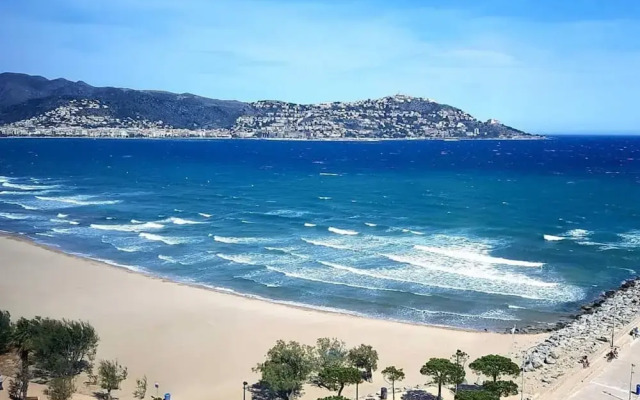 Beachfront Apartment in Roses