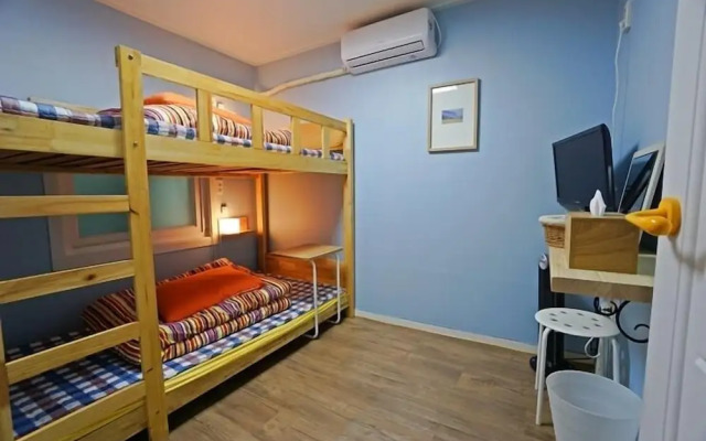 710 Guesthouse Yellow