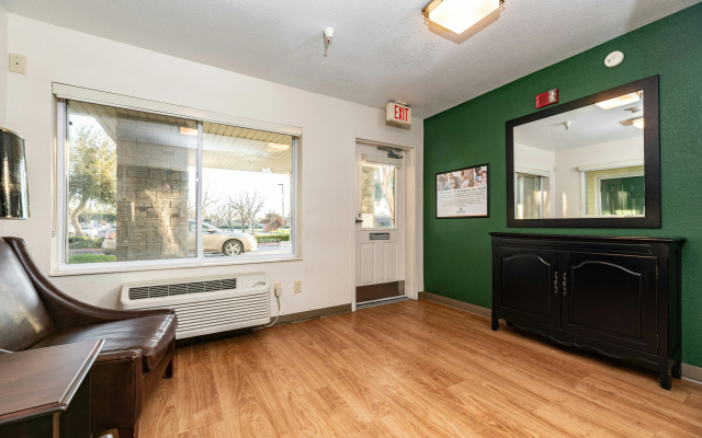 HomeTowne Studios by Red Roof Fresno - West