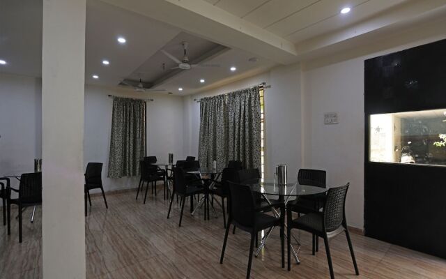 OYO 8996 Hotel Pioneer