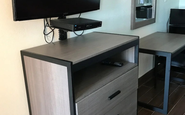 Moonlight Inn & Suites