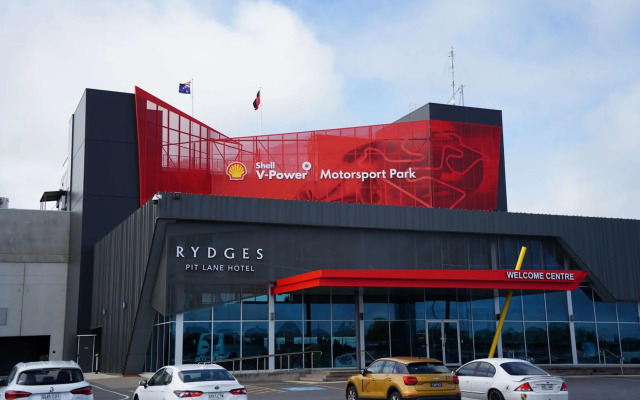 Rydges Pit Lane Hotel