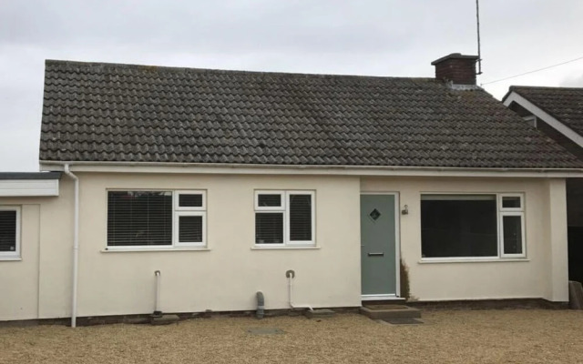 Pet-friendly - 2 Bedrooms Bungalow hot tub Parking