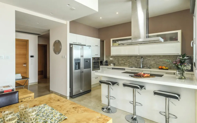 High end 2 BR w panoramic City view