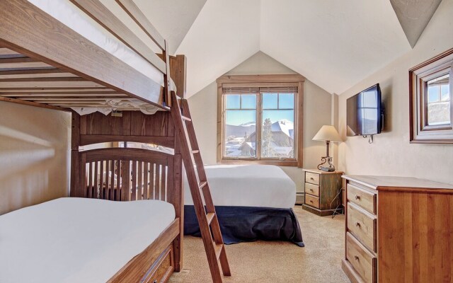 Bright + Scenic 2br - 7ppl Steps To Ski Lifts + Main Street 2 Bedroom Condo by RedAwning