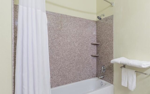 Days Inn & Suites Cleburne TX