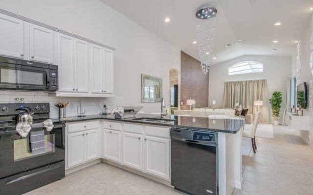 4-bedroom House w/ Private Pool - Lovely Location Home