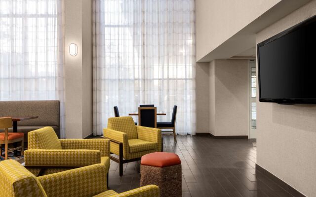 Hampton Inn & Suites State College at Williamsburg Square