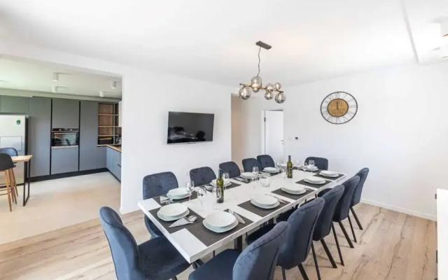 Expansive Retreat With Private Pool & Bbq, Near the Beach