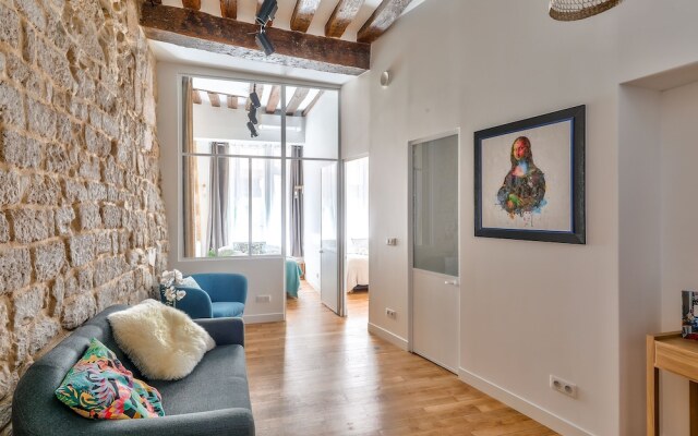 New Stunning 4 Bdrs Apt, With AC – Le Marais