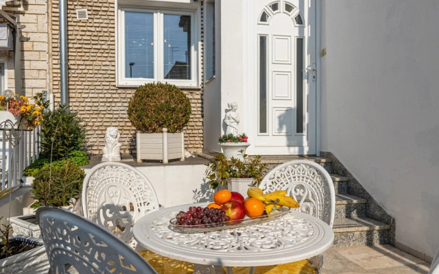 Deluxe Apartment Sandra 1200m From Beach