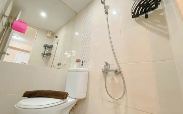 Tranquil And Homey 2Br At Apartment Green Pramuka City