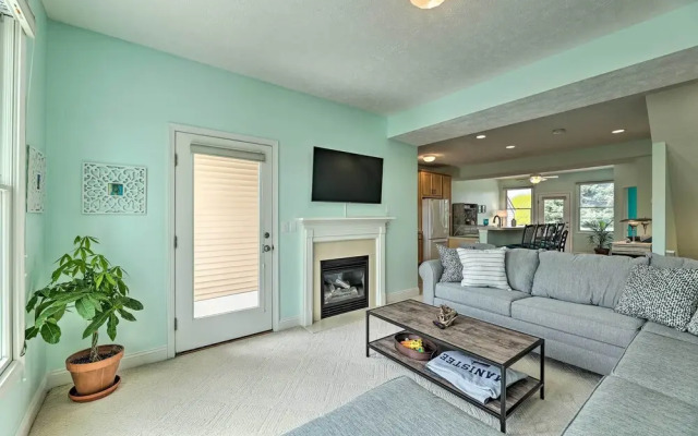 Bright Manistee Condo w/ Beach + Pool Access!