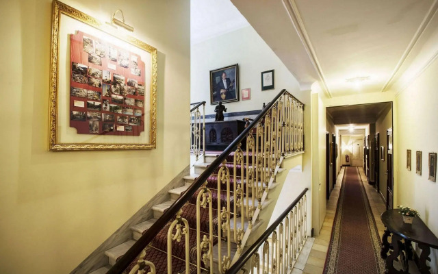 International au Lac Historic Lakeside Hotel