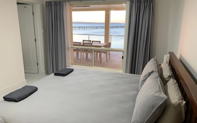 Beachside & Jetty View Apartment 1 - Admirals Apartment