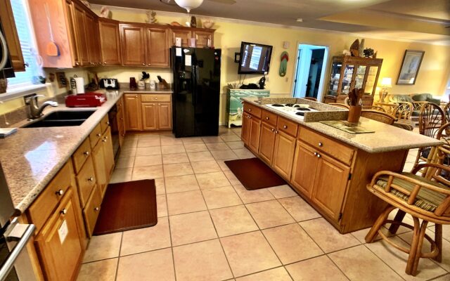 Family Ties - 3 Br Home