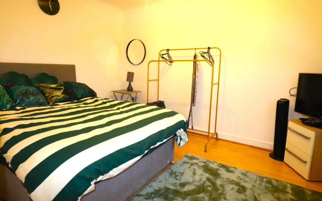 Large Studio Flat - Dartford Town Centre