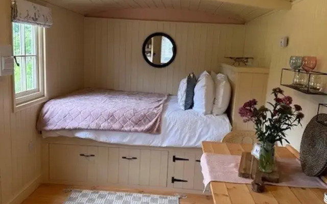 Shepherdshut-cotswolds-petfriendly-woodburner