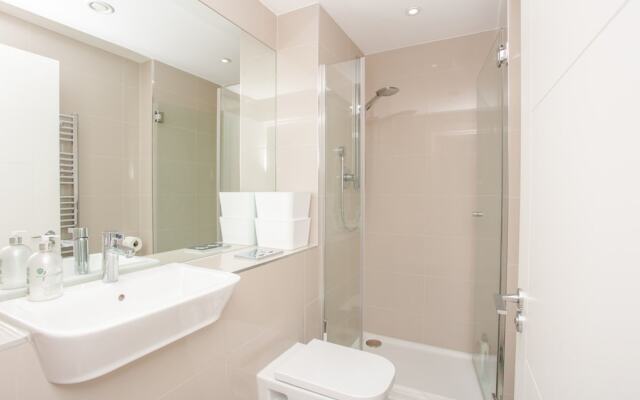 Three Bedroom Flat In Shoreditch With Large Balcony