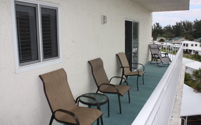 Jamaica Royale - 405 - 2 Br Condo