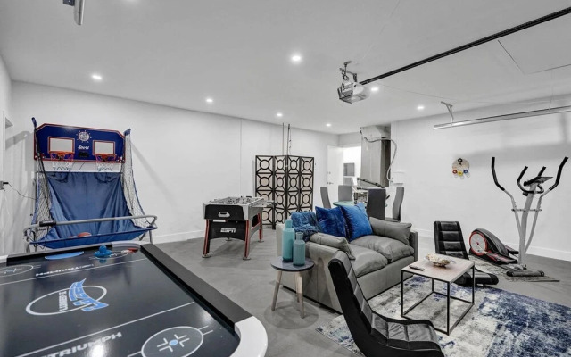 6BR Oasis with Heated Pool & Gameroom