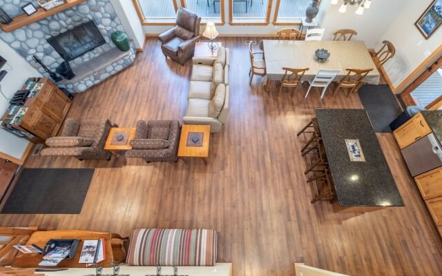 Getaway Moose 3 Bedroom Home by NW Comfy Cabins by RedAwning