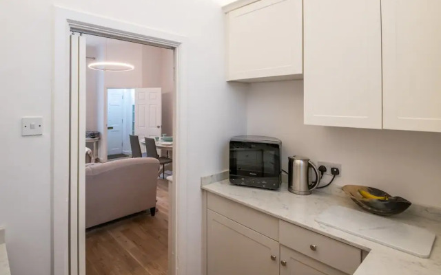 Classic Belgravia Home by Victoria Station by Underthedoormat