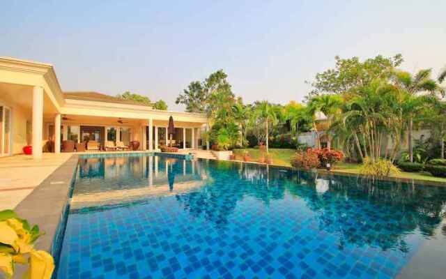 Pattaya Sunset Villa 4 Bedroom Sleeps 8