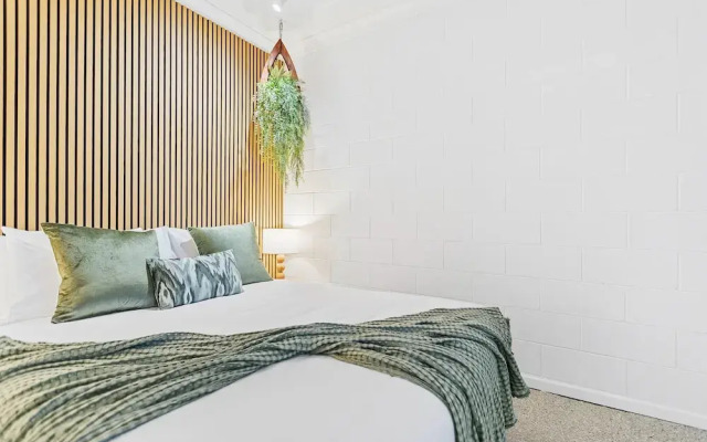 Rainforest Reef Retreat - Esplanade Ground-floor Apartment