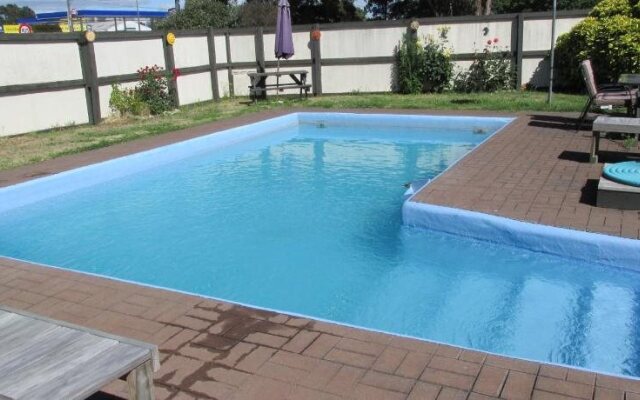Camberley Court Motel