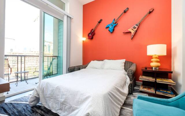 RockNRoll Penthouse Suite l Awesome Apt downtown.