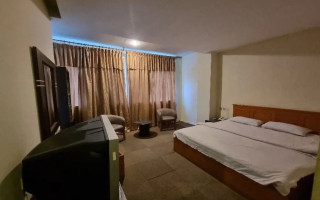OYO 90952 Hotel Grand Sirao