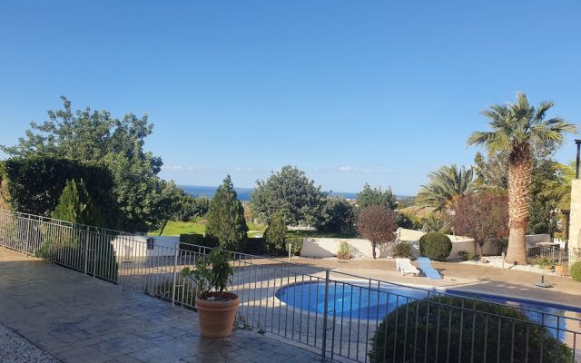 Spacious and Modern 2 bed Apartment in Peyia