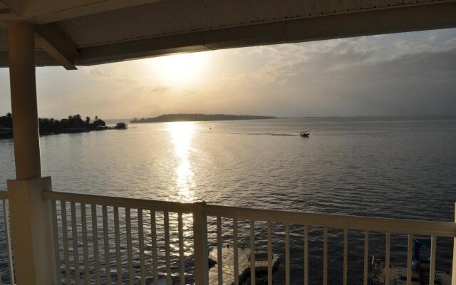 Tropical Suites Hotel