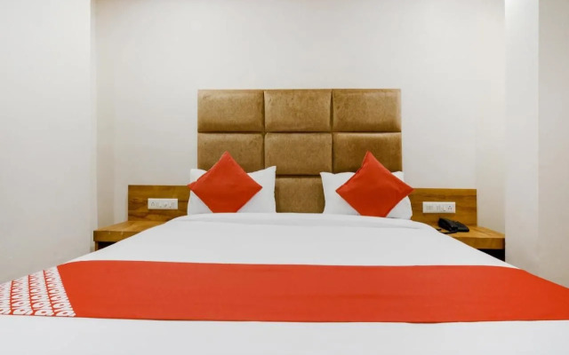 OYO 70998 Hotel Safari Inn