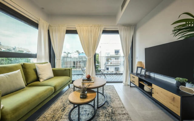 Stylish 2BR Apartment with Balcony and Urban View