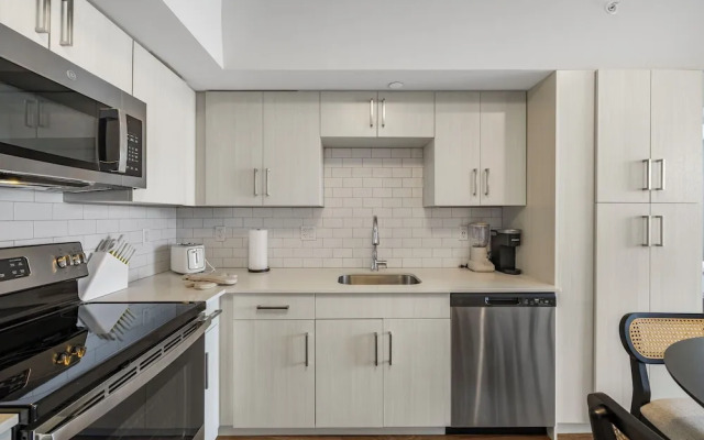 Stylish City-View Condo Pool Access