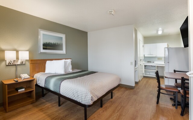 HomeTowne Studios by Red Roof Detroit - Livonia