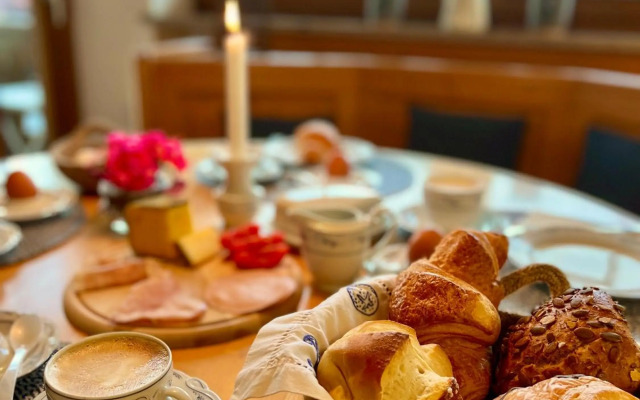 Wunderschöne Wohnung mit Balkon und Blick auf die Alpen